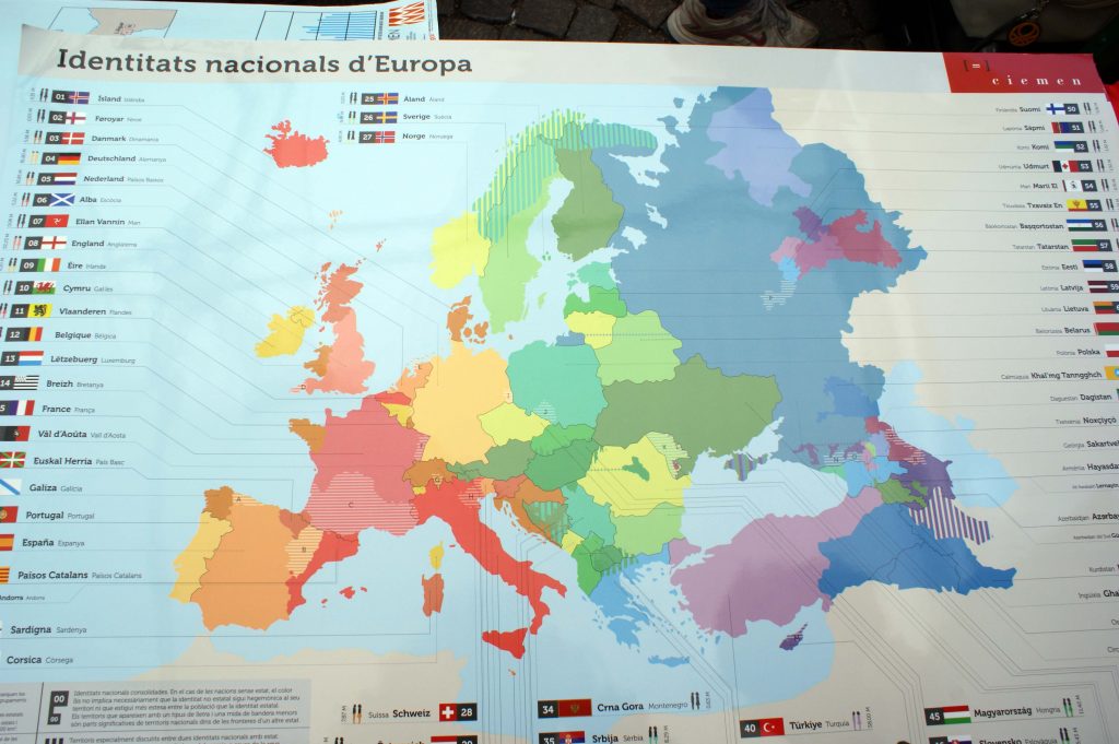 Als der „Südtiroler Schützenbund“ (SSB) im Jahr 2013 unter der Teilnahme zahlreicher Vertreter europäischer Volksgruppen ein großes Freiheitsfest in Meran gestaltete, wiesen die Basken auf ihrem Informationsstand mit einer Volksgruppenkarte auf die vielfachen Identitäten Europas hin.