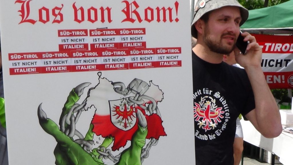 Plakat auf dem Freiheitsfest des „Südtiroler Schützenbundes“ (SSB) in Bruneck 2016.