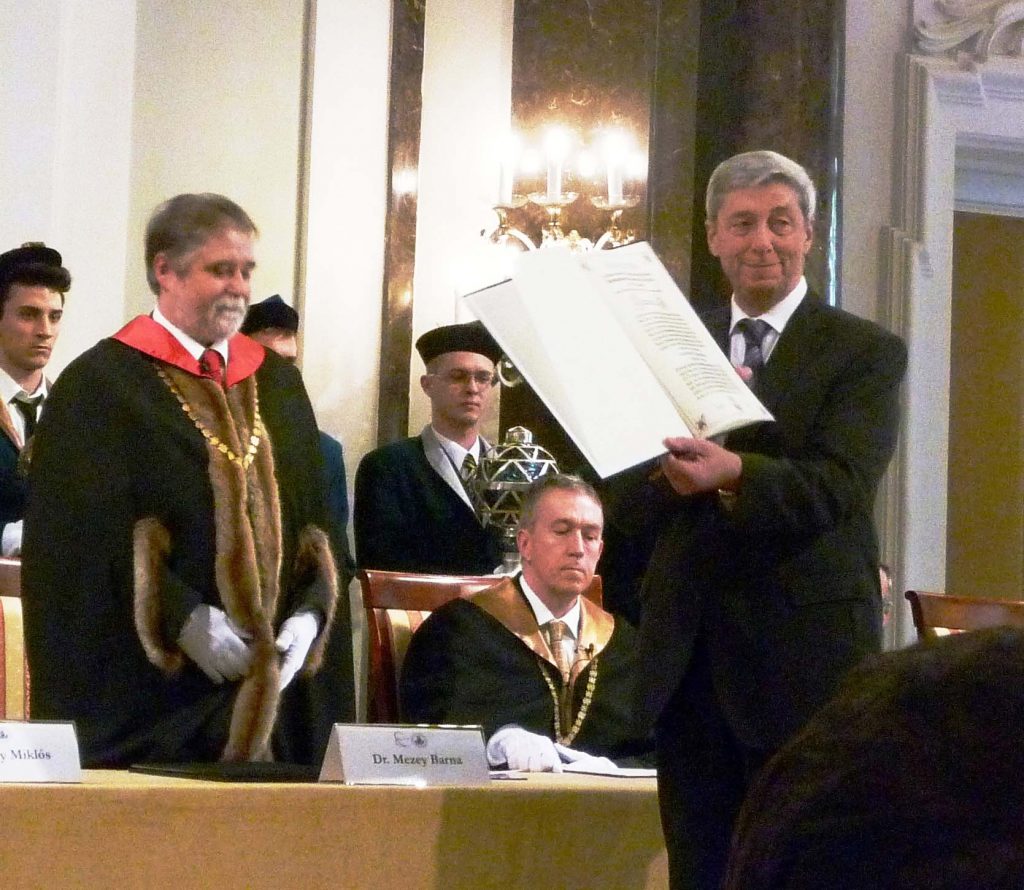 Die Verleihung des Ehrendoktorats durch die Eötvös-Lórand-Universität in Budapest an Prof. Dr. Olt (rechts im Bild).