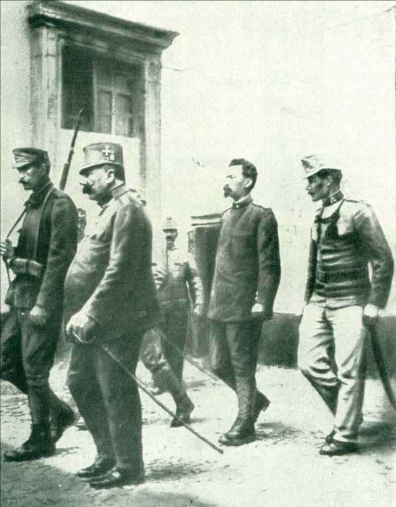  Cesare Battisti auf dem Weg zu seiner Hinrichtung in Trient. Foto aus: „Kämpfer an vergessenen Fronten“, S. 569; Berlin 1931.