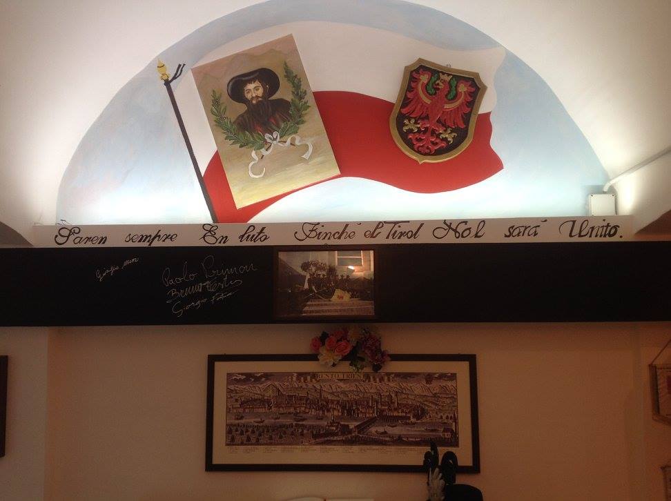  Die Tiroler Farben, der Tiroler Adler und ein Bild Andreas Hofers schmücken das Schützenheim der Welschtiroler Schützenkompanie Trient. Ein Aufschrift an der Wand besagt, dass Trauer herrscht, solange Tirol nicht vereinigt ist.