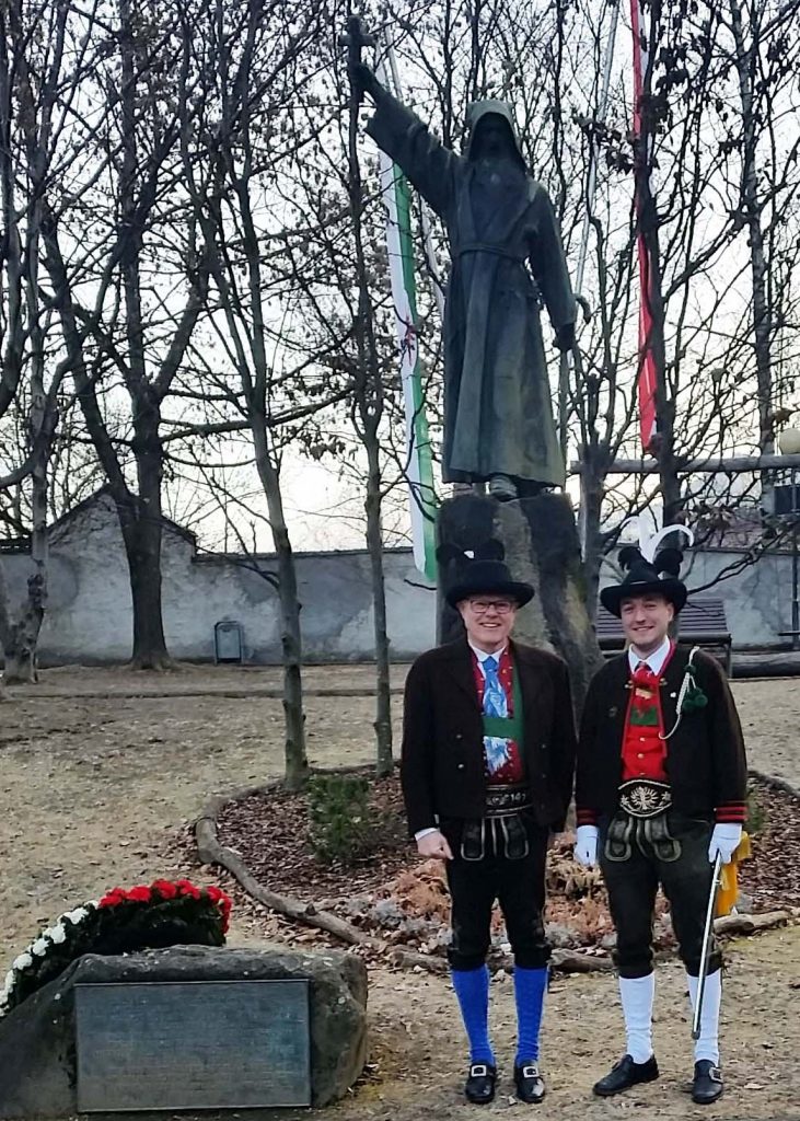 Der österreichische Nationalratsabgeordnete Werner Neubauer ist Mitglied der Schützenkompanie Gries. Hier steht er zusammen mit dem Schützenhauptmann Fabian Baumgartner nach der Kranzniederlegung vor dem Denkmal des Paters Haspinger in Klausen.